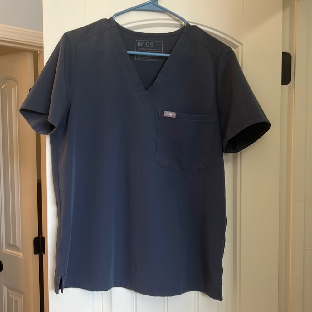 Medium figs scrub top grey/navy blue dark harbor